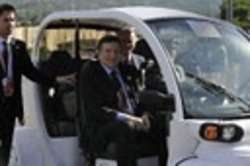 Barroso a bordo di un'auto elettrica Barroso a bordo di un'auto elettrica