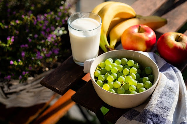 Frutta e latte nelle scuole - Photo credit: Foto di Jan Mateboer da Pixabay